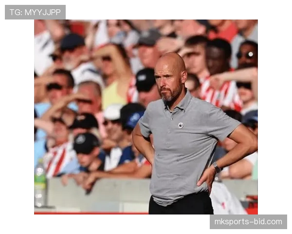 曼联危机再升级！滕哈赫阵容争论引爆球迷怒火，战术体系为何失灵？